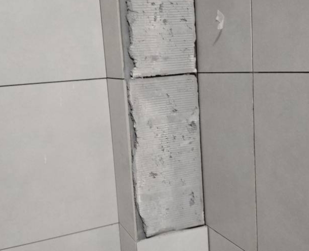 南充市瓷砖空鼓维修公司分享下瓷砖施工前基层浇水润湿程度不足，可能导致以下问题